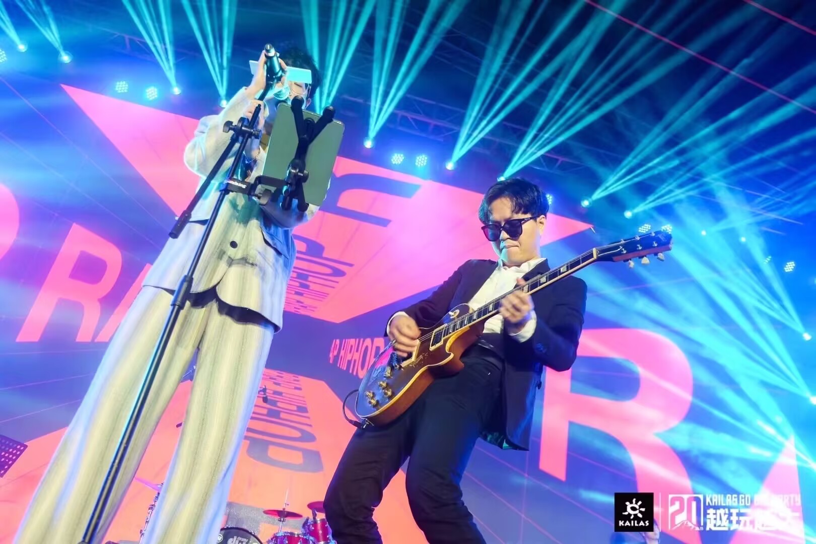 幻灯片-枪炮吉他