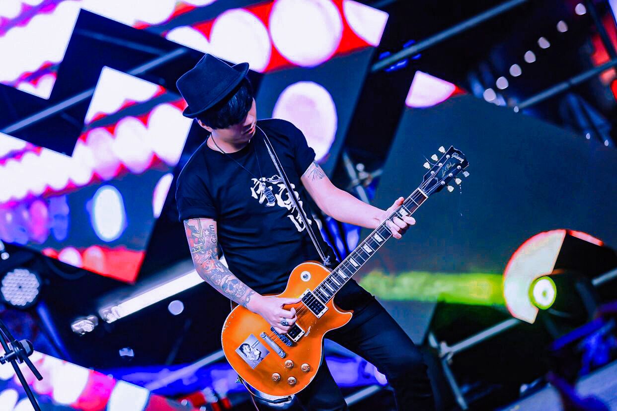 幻灯片-枪炮吉他